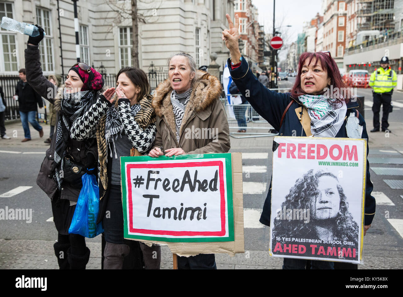 Londra, Regno Unito. Xiii gen, 2018. Gli attivisti Pro-Palestinian protestare davanti all'ambasciata degli Stati Uniti per chiedere la liberazione da parte delle autorità israeliane di 16-anno-vecchio Ahed Tamimi, dal villaggio di Nabi Saleh in Cisgiordania. Ahed Tamimi è stato arrestato dai soldati israeliani durante un raid su la sua famiglia a casa alle 4 del mattino del 19 dicembre. Ahed della madre, Nariman, cugino e Nour sono anche stati incarcerati. Credito: Mark Kerrison/Alamy Live News Foto Stock