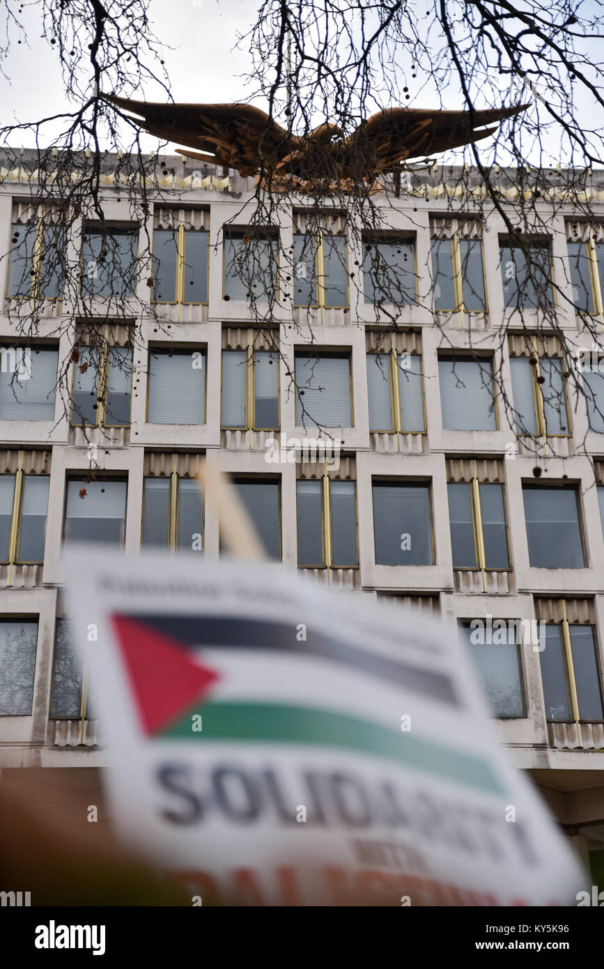 Grosvenor Square, Londra, Regno Unito. Xiii gen, 2018. Protesta a sostegno di Ahed e bambini palestinesi detenuti al di fuori dell'ambasciata americana di Grosvenor Square che chiude il lunedì. Credito: Matteo Chattle/Alamy Live News Foto Stock