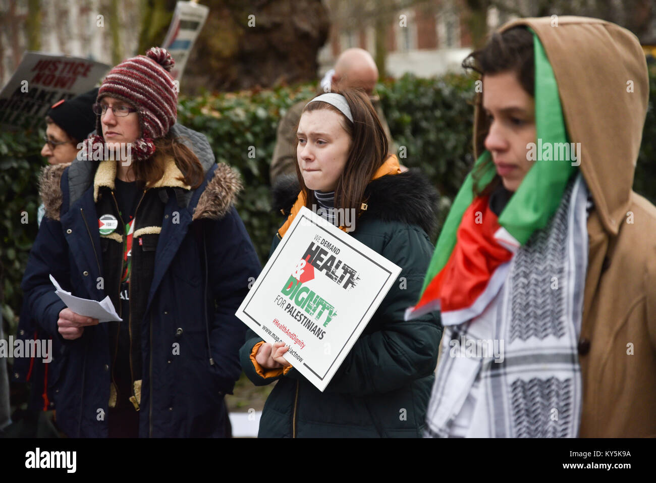 Grosvenor Square, Londra, Regno Unito. Xiii gen, 2018. Protesta a sostegno di Ahed e bambini palestinesi detenuti al di fuori dell'ambasciata americana di Grosvenor Square che chiude il lunedì. Credito: Matteo Chattle/Alamy Live News Foto Stock