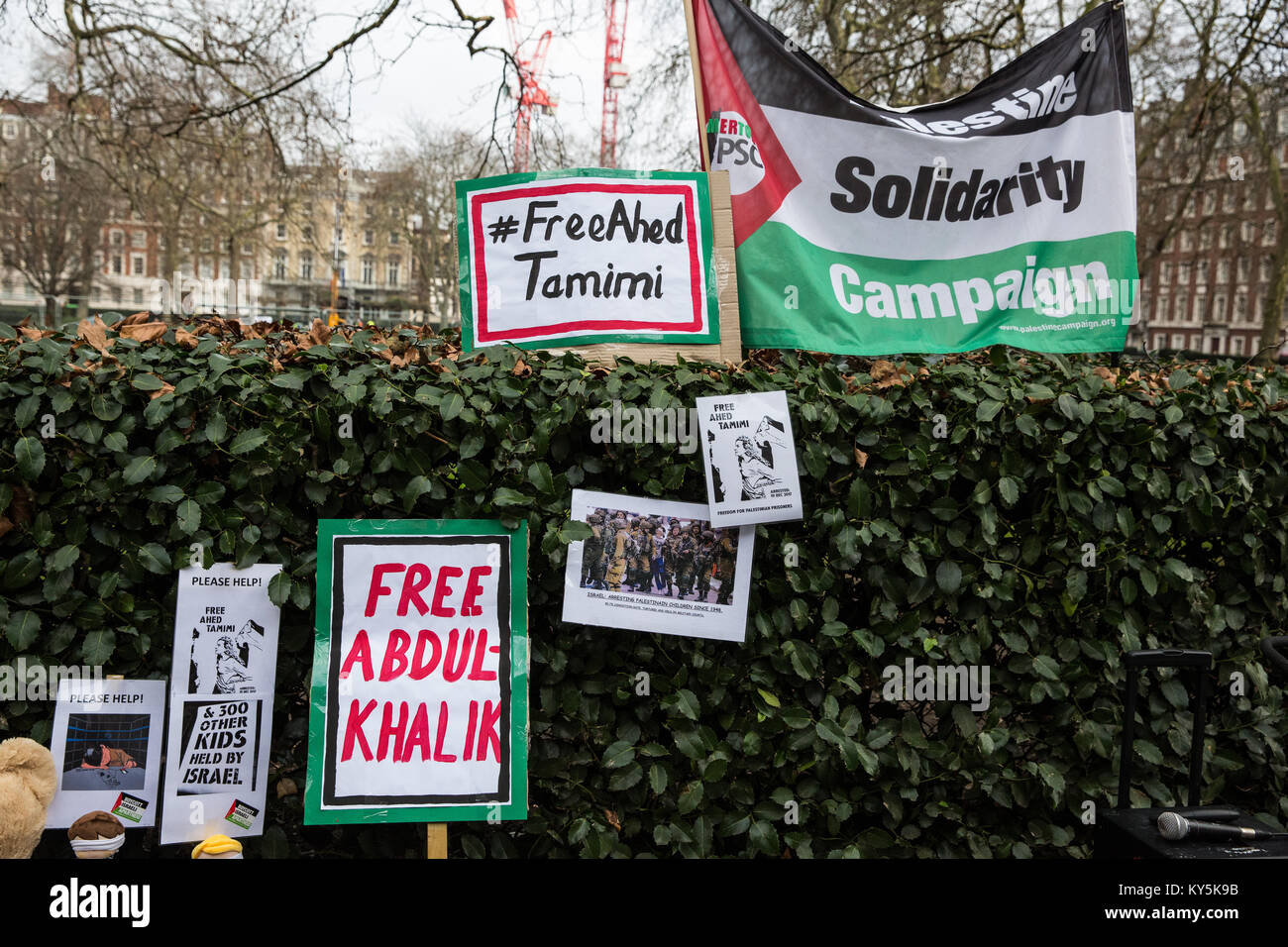 Londra, Regno Unito. Xiii gen, 2018. Segni e una bandiera utilizzata da pro-attivisti palestinesi che protestavano davanti all'ambasciata degli Stati Uniti per chiedere la liberazione da parte delle autorità israeliane di 16-anno-vecchio Ahed Tamimi, dal villaggio di Nabi Saleh in Cisgiordania. Ahed Tamimi è stato arrestato dai soldati israeliani durante un raid su la sua famiglia a casa alle 4 del mattino del 19 dicembre. Ahed della madre, Nariman, cugino e Nour sono anche stati incarcerati. Credito: Mark Kerrison/Alamy Live News Foto Stock