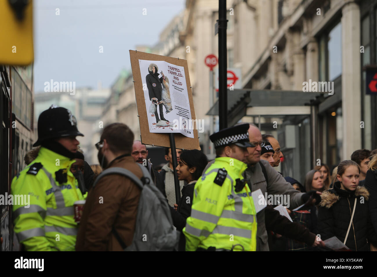 Londra, Regno Unito. Xiii gen, 2018. Anti fur manifestanti radunati al di fuori del Canada Goose shop in Oxford Street oggi, per rendere una levata vibrante protesta contro quello che dicono è l'uso di, Pelliccia di cane oche piume e Coyote equo da parte dell'azienda, gli animali vengono intrappolati e lasciare per giorni prima che i cacciatori di ritorno, causando dolore incommensurabile a loro, polizia era a portata di mano ma non turbato ne seguì @.Paolo Quezada-Neiman/Alamy Live News Credito: Paolo Quezada-Neiman/Alamy Live News Foto Stock