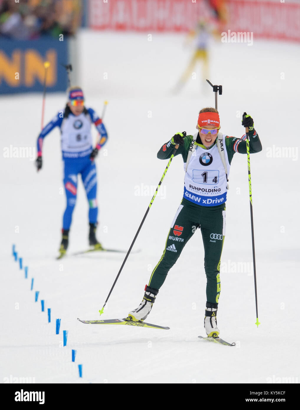 Ruhpolding in Germania. Xiii gen, 2018. Seguita da Italia Federica Sanfilippo (l), la Germania Laura Dahlmeier è il primo a tagliare il traguardo della la staffetta femminile 4 x 6 km) alla Coppa del Mondo di Biathlon a Ruhpolding, Germania, 13 gennaio 2018. La Germania battere runner-up Italia e Svezia. Credito: Matthias esitano di fronte/dpa/Alamy Live News Foto Stock