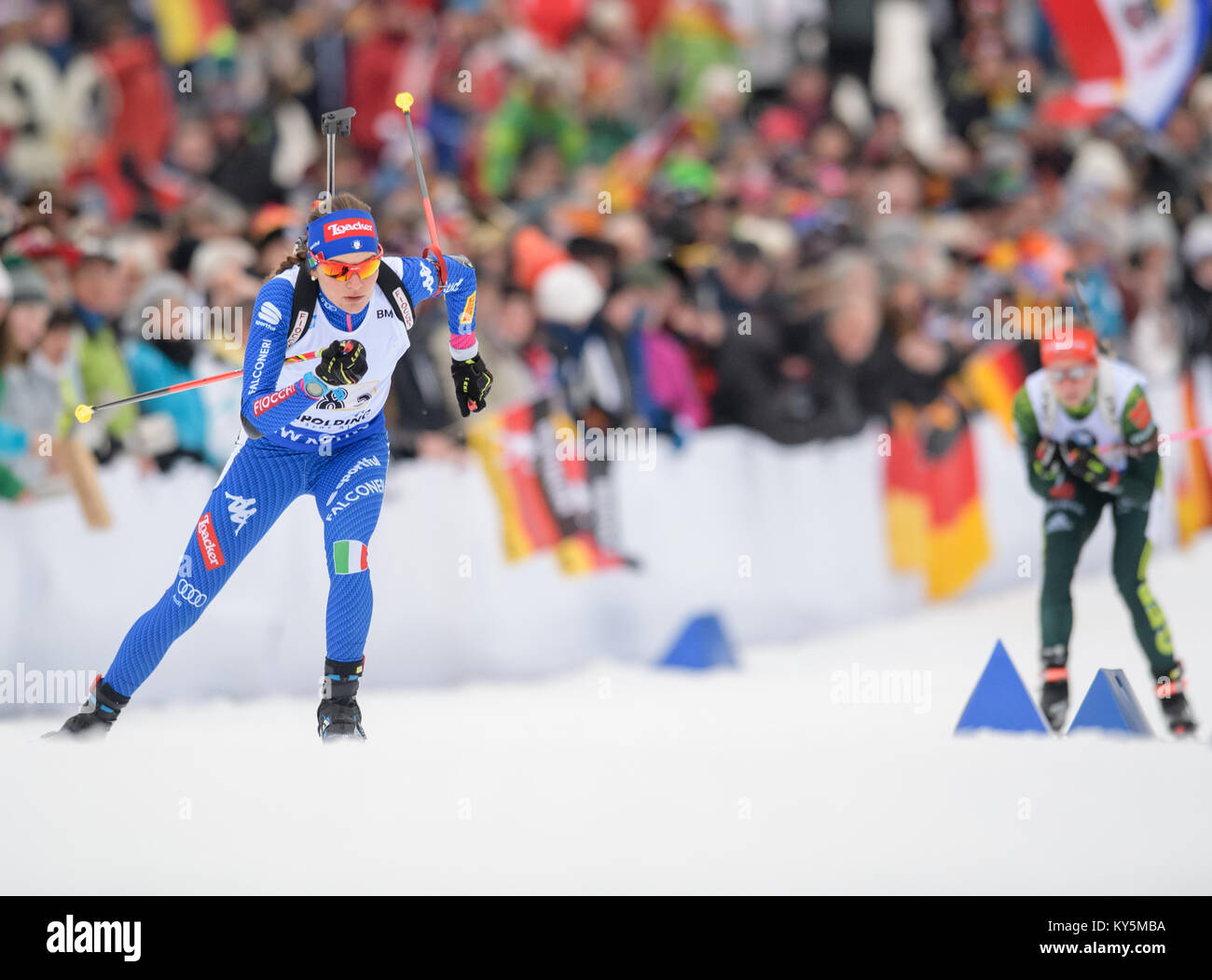 Ruhpolding in Germania. Xiii gen, 2018. L'Italia Dorothea Wierer (l) e la Germania Denise Hermann in azione alla Coppa del Mondo di Biathlon per la staffetta femminile 4 x 6 km) a Ruhpolding, Germania, 13 gennaio 2018. La Germania battere runner-up Italia e Svezia. Credito: Matthias esitano di fronte/dpa/Alamy Live News Foto Stock