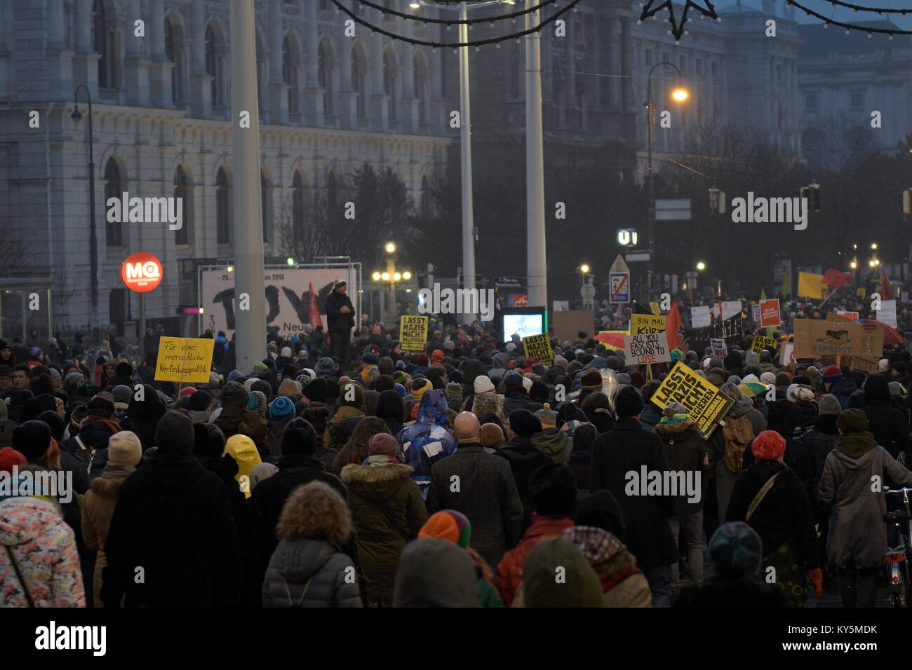 Vienna, Austria. Gennaio 13, 2018. Gli oppositori del governo di sinistra chiedono una grande manifestazione contro il nero e il blu (FPÖ Freedom Party Austria e ÖVP). Credit: Franz PERC/Alamy Live News Foto Stock