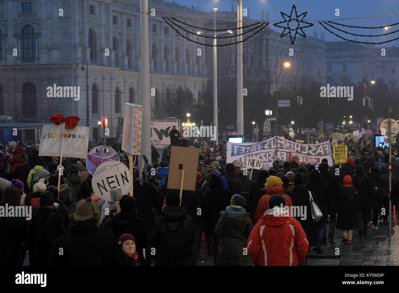 Vienna, Austria. Gennaio 13, 2018. Gli oppositori del governo di sinistra chiedono una grande manifestazione contro il nero e il blu (FPÖ Freedom Party Austria e ÖVP). Credit: Franz PERC/Alamy Live News Foto Stock