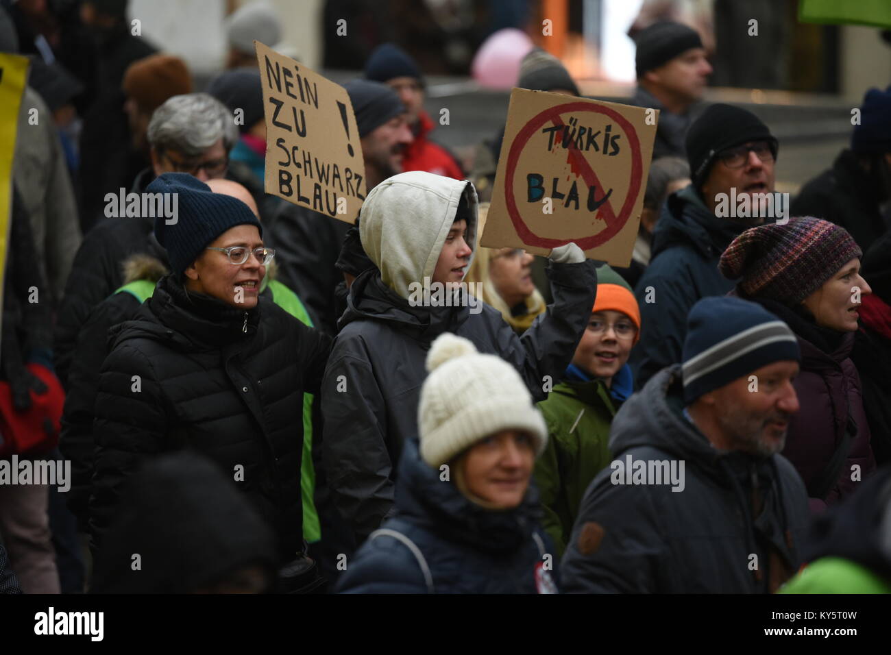 Vienna, Austria. Xiii gen, 2018. manifestanti marciano a Vienna la principale strada dello shopping durante un governo anti-dimostrazione. Credito: Vincent Sufiyan/Alamy Live News Foto Stock