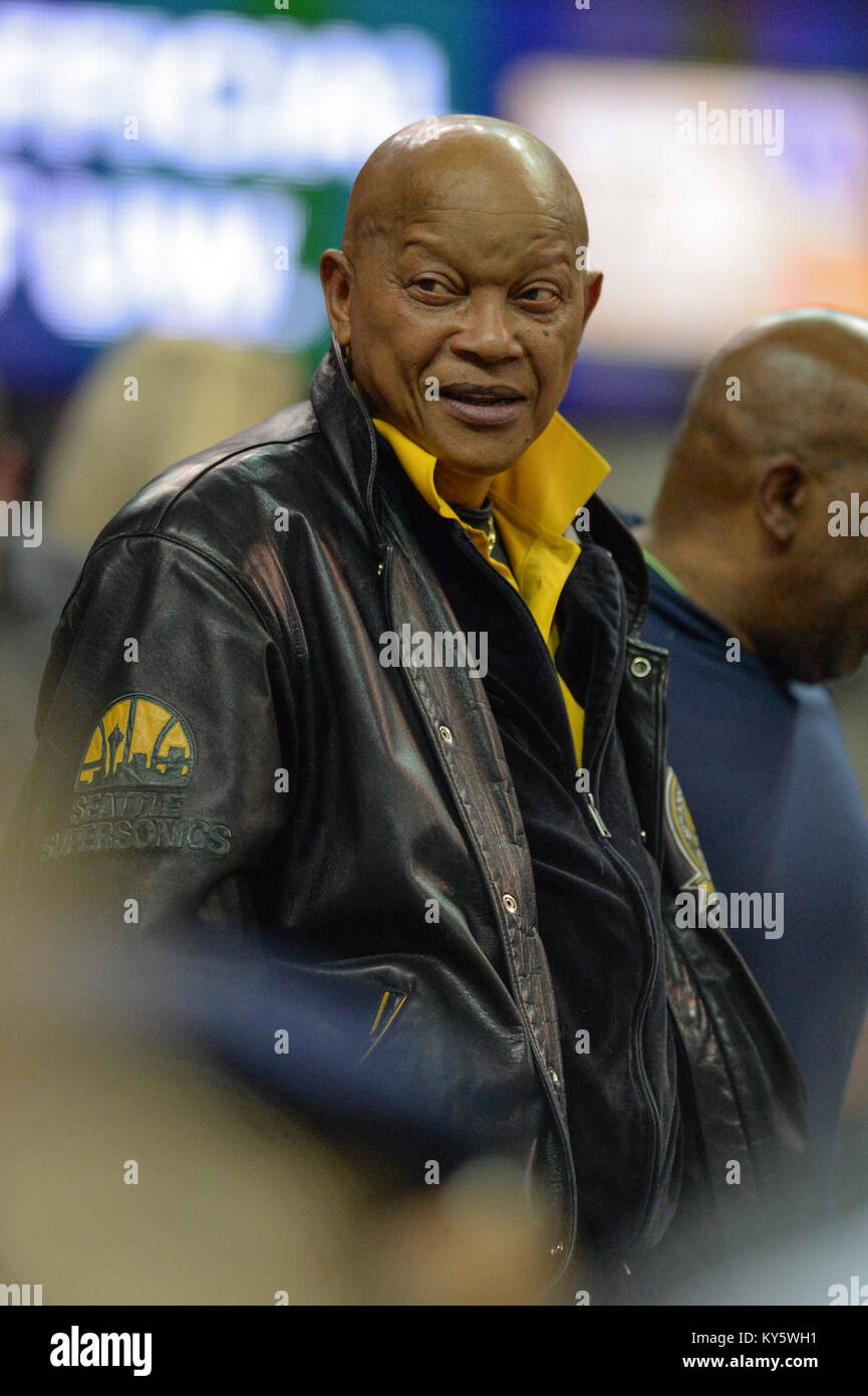 Seattle, WA, Stati Uniti d'America. Xiii gen, 2018. Ritirato Seattle Supersonic Slick Watts era in presenza durante una PAC12 gioco di basket tra il Washington Huskies e Stanford cardinale. Il gioco è stato giocato al Hec ed Pavilion a Seattle, WA. Jeff Halstead/CSM/Alamy Live News Foto Stock