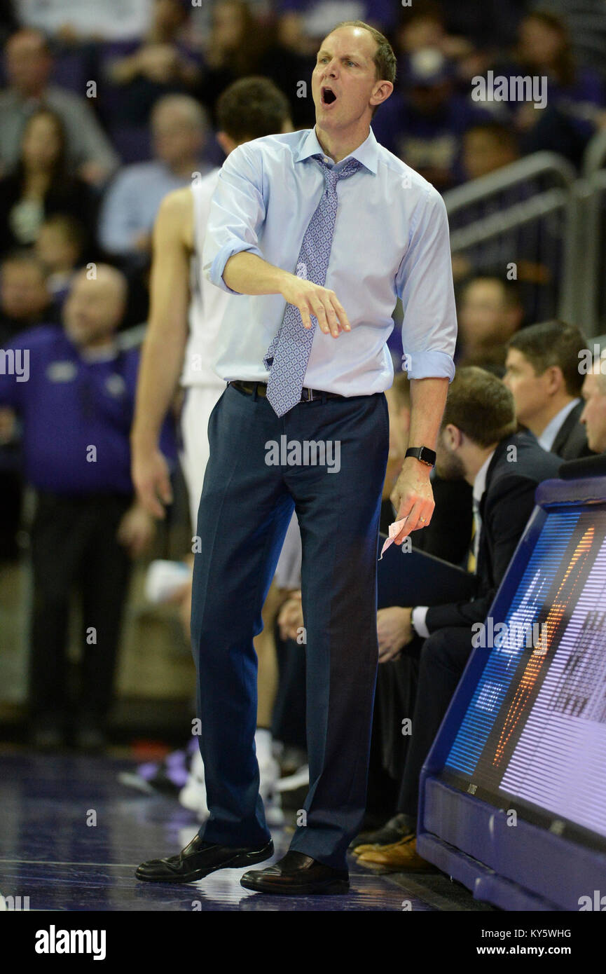 Seattle, WA, Stati Uniti d'America. Xiii gen, 2018. Washington capo allenatore Mike Hopkins urla istruzioni per la sua difesa durante una PAC12 gioco di basket tra il Washington Huskies e Stanford cardinale. Il gioco è stato giocato al Hec ed Pavilion a Seattle, WA. Jeff Halstead/CSM/Alamy Live News Foto Stock