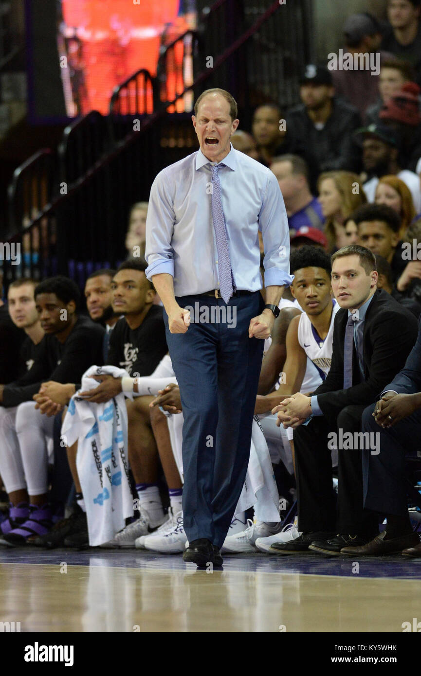 Seattle, WA, Stati Uniti d'America. Xiii gen, 2018. Washington capo allenatore Mike Hopkins mostrando la sua intensità durante una PAC12 gioco di basket tra il Washington Huskies e Stanford cardinale. Il gioco è stato giocato al Hec ed Pavilion a Seattle, WA. Jeff Halstead/CSM/Alamy Live News Foto Stock