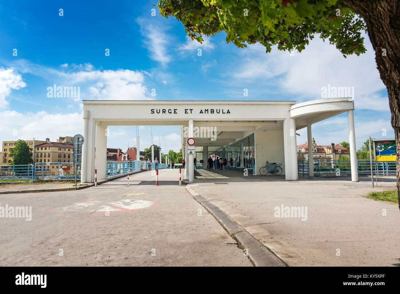 Ponte a spa island in Piestany (Slovacchia). Traduzione del testo: "Alzati e cammina" Foto Stock