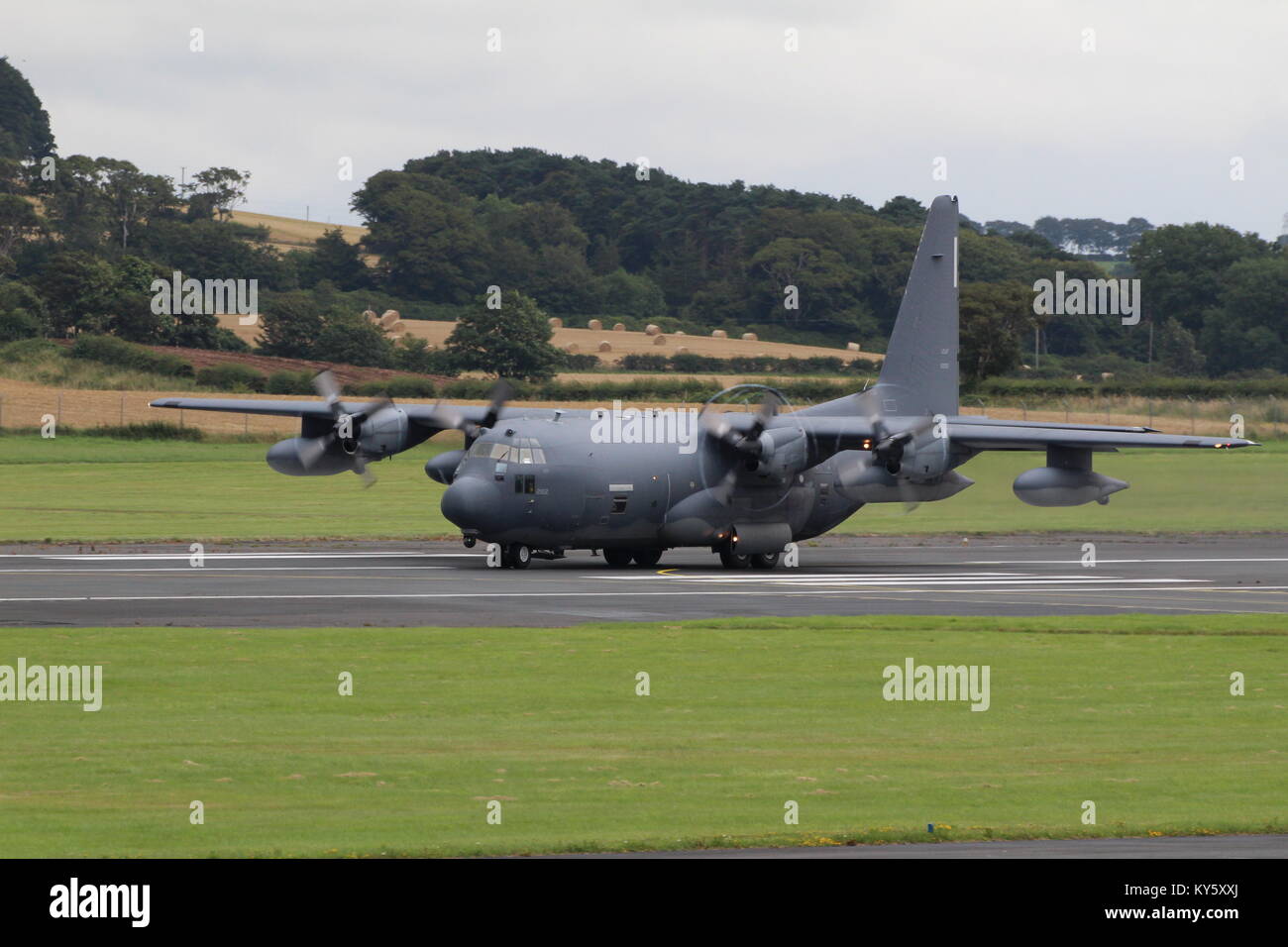 88-2102, un Lockheed HC-130N Hercules (contro il re) azionato dalla United States Air Force, presso l'Aeroporto di Prestwick in Ayrshire. Foto Stock