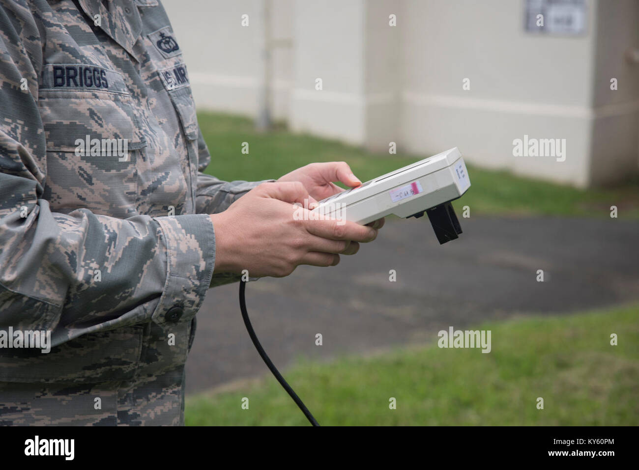 Stati Uniti Air Force Tech. Sgt. Trisha Briggs, un trentacinquesimo Operations Support Squadron meteo forecaster, controlla la temperatura con un TMQ-53 a Misawa combatté Air Base, Giappone, 31 Agosto, 2017. La trentacinquesima OSS forecasters familiarizzarsi con una varietà di condizioni atmosferiche pericolose quali il congelamento di pioggia, neve, inondazioni, la nebbia e il calore eccessivo che influenzano le operazioni aeree. (U.S. Air Force Foto Stock