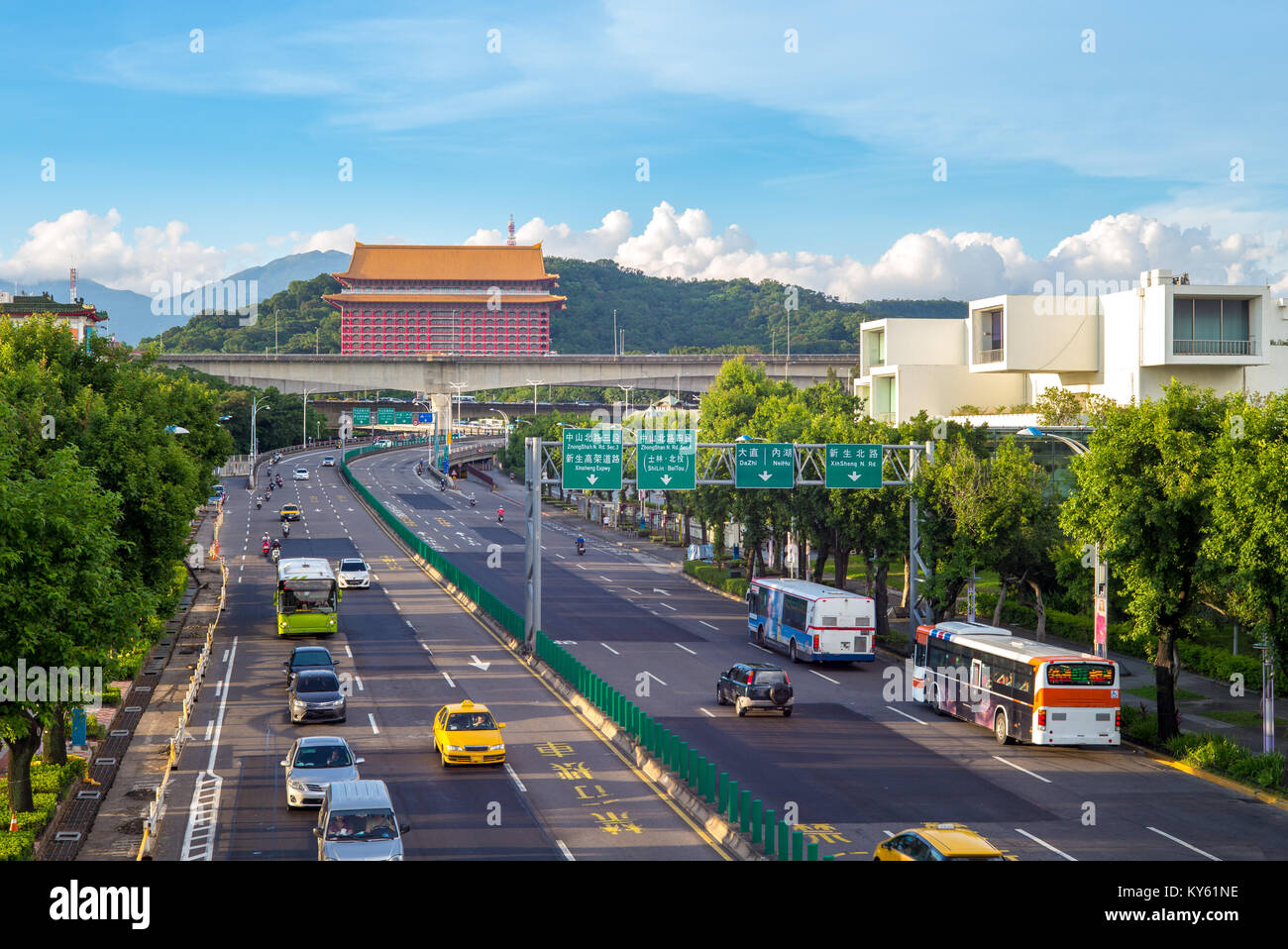 Vista sulla strada della città di Taipei Foto Stock