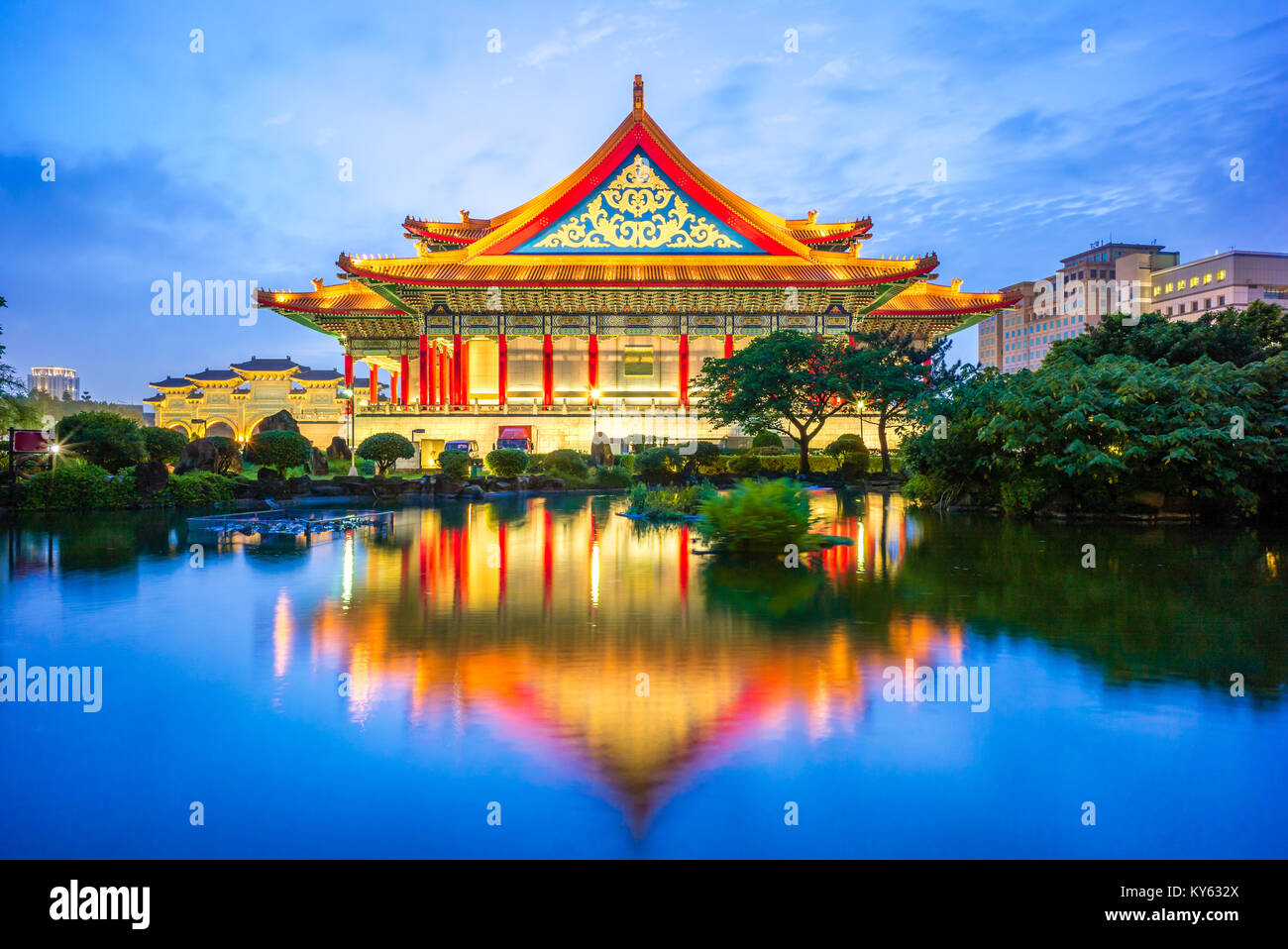 Scena notturna del Teatro Nazionale e la sala concerti Foto Stock