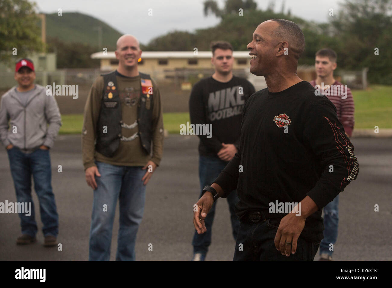 Sgt. Il Mag. Gregory Hall, il sergente maggiore dei Marine Corps base Hawaii (MCBH), dà un discorso al Pacific Memoriale di guerra prima di uscire su una motocicletta mentorship program (MMP) moto, MCBH, Dic 19, 2017. Questo è stato l'ultimo giro ricreativo per Hall prima del suo ritiro dal Marine Corps. MMP personale insegna come guidare in modo sicuro i motocicli e aiuta a costruire un cameratismo fra i piloti. (U.S. Marine Corps Foto Stock