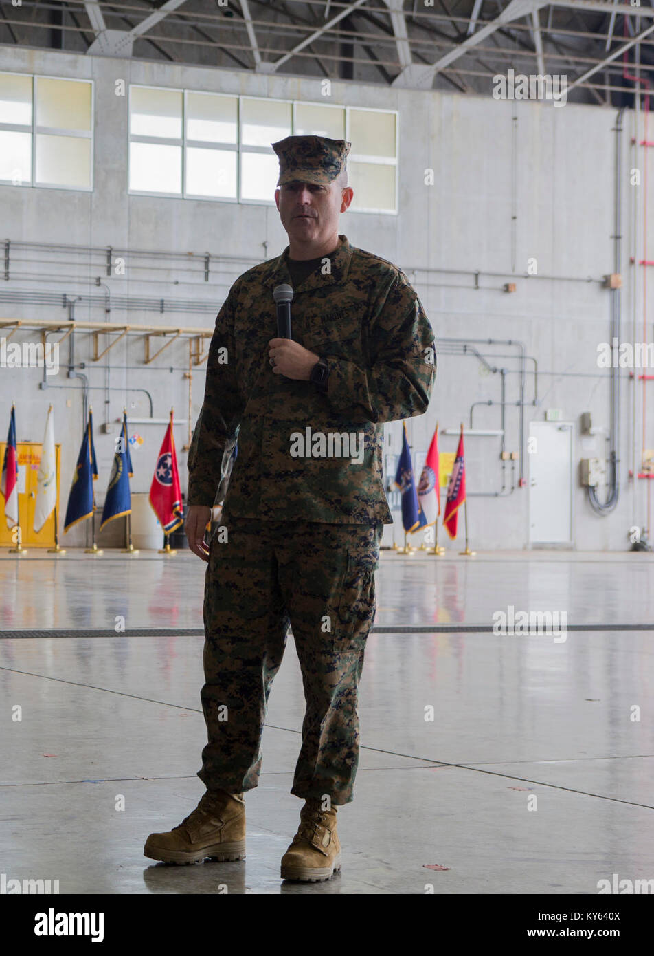 Stati Uniti Marine Corps Sgt.Il Mag. Jason L. Keppen, il sergente maggiore per Marine Corps Air Station (ICM) Futenma, 1° Marine Air Wing, dà un discorso durante un sollievo e nomina cerimonia alla stampella 546 su ICM Futenma, Dic 19, 2017. Sostituito Keppen Sgt. Il Mag. Jerry D. Taylor come la recitazione sergente maggiore per gli ICM Futenma. (U.S. Marine Corps Foto Stock