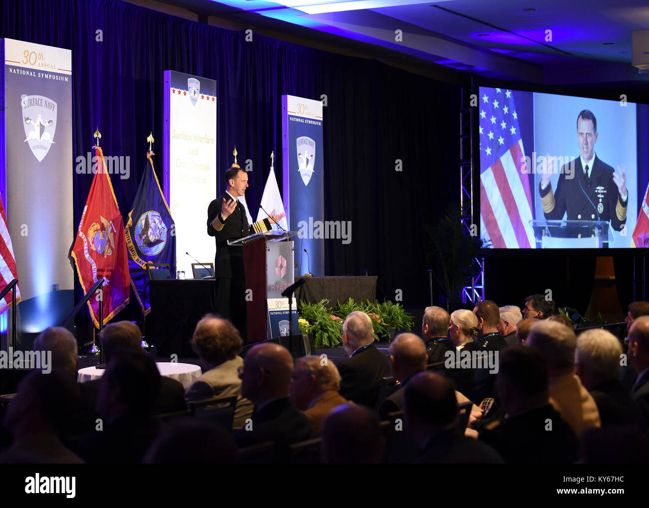 La città di cristallo, Va. (GEN. 9, 2018) Capo di operazioni navali, ADM. John M. Richardson, indirizzi ai partecipanti della superficie marina dell'Associazione trentesimo Simposio Nazionale. Il simposio di quest'anno incentrato su 'Surface forze e croce di integrazione dominio', che mette in risalto le procedure comuni e esercizi combinato attraverso l'aereo, terrestre e marittimo, lo spazio e il cyberspazio domini è la preparazione per un più potente e navale integrato forza di superficie. (U.S. Navy Foto Stock