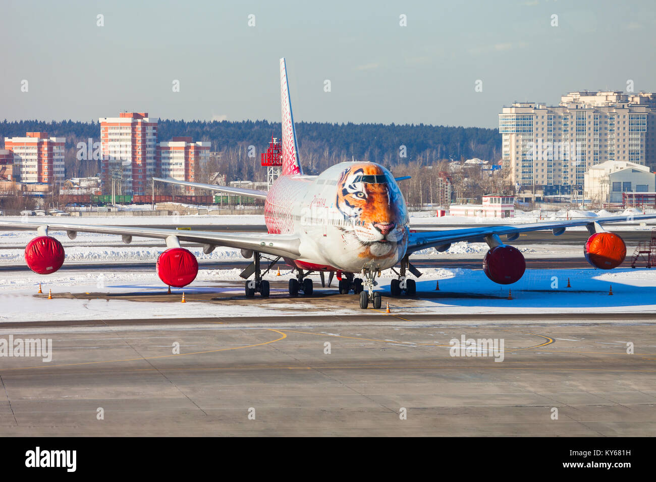 Mosca, Russia - Febbraio 07, 2017: tigre siberiana caratteristiche della faccia sul naso di Boeing 747 della Rossiya Airlines in aeroporto Vnukovo. Foto Stock