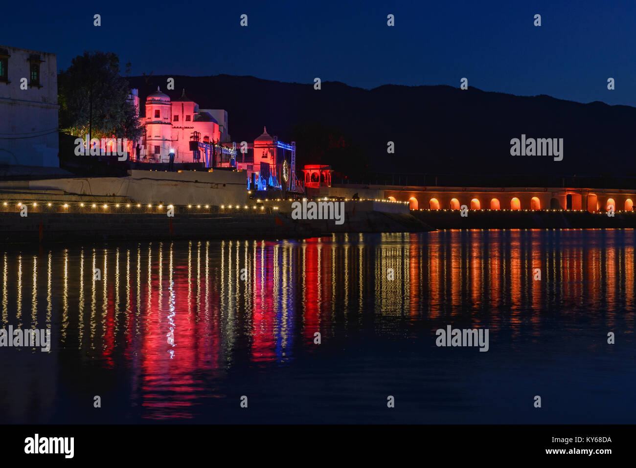 Blue ora a Lago di Pushkar, Rajasthan, India Foto Stock