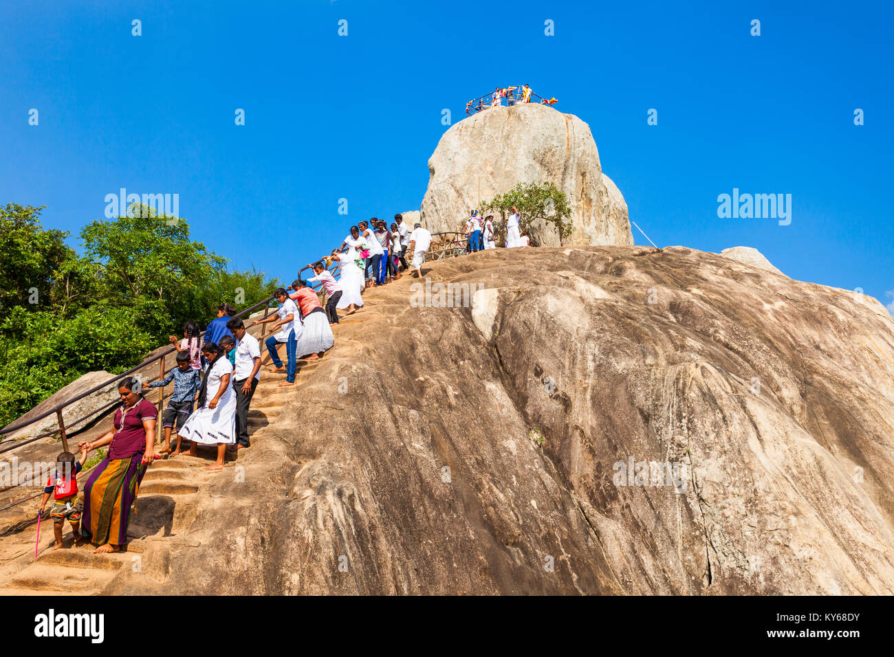 MIHINTALE, SRI LANKA - 11 febbraio 2017: pellegrini non identificato al Mihintale Aradhana Cene di Gala e la meditazione Rock a Mihintale città antica, Sri L Foto Stock