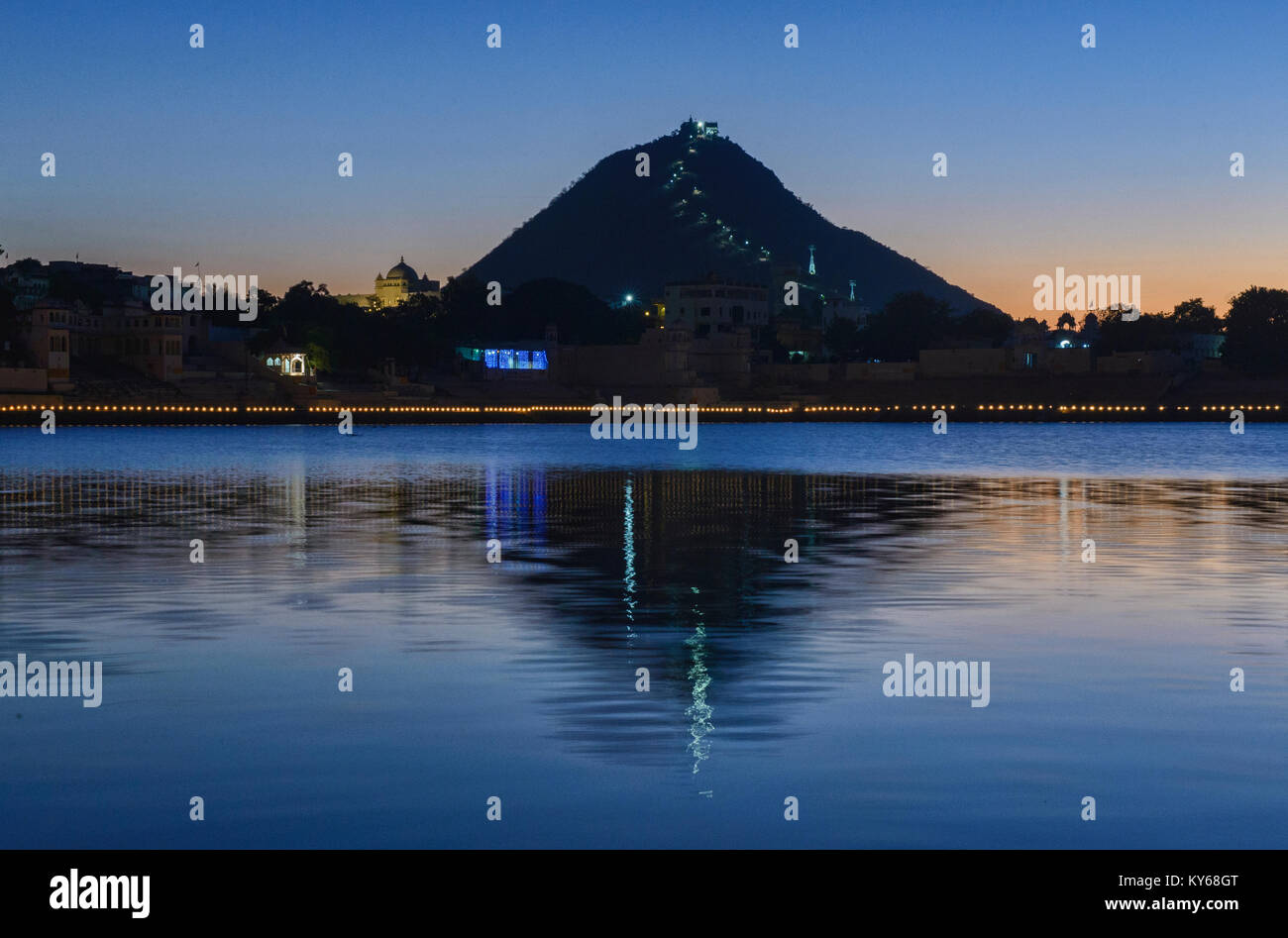 Blue ora a Lago di Pushkar, Rajasthan, India Foto Stock
