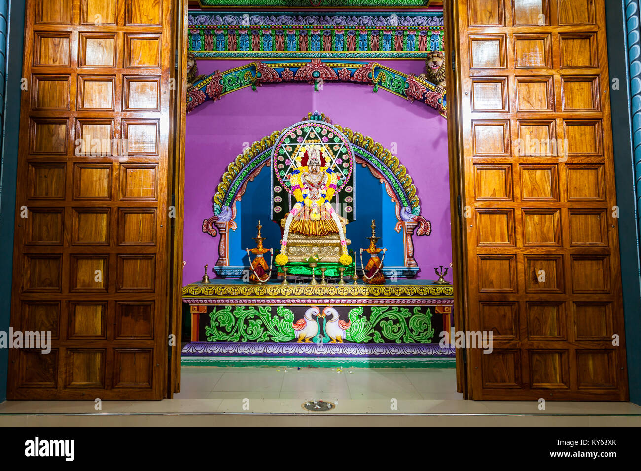 TRINCOMALEE, SRI LANKA - 15 febbraio 2017: Pathirakali Amman Tempio o Pathrakali Ambal Kovil interni. Si tratta di un tempio indù dedicato alla dea Bhad Foto Stock