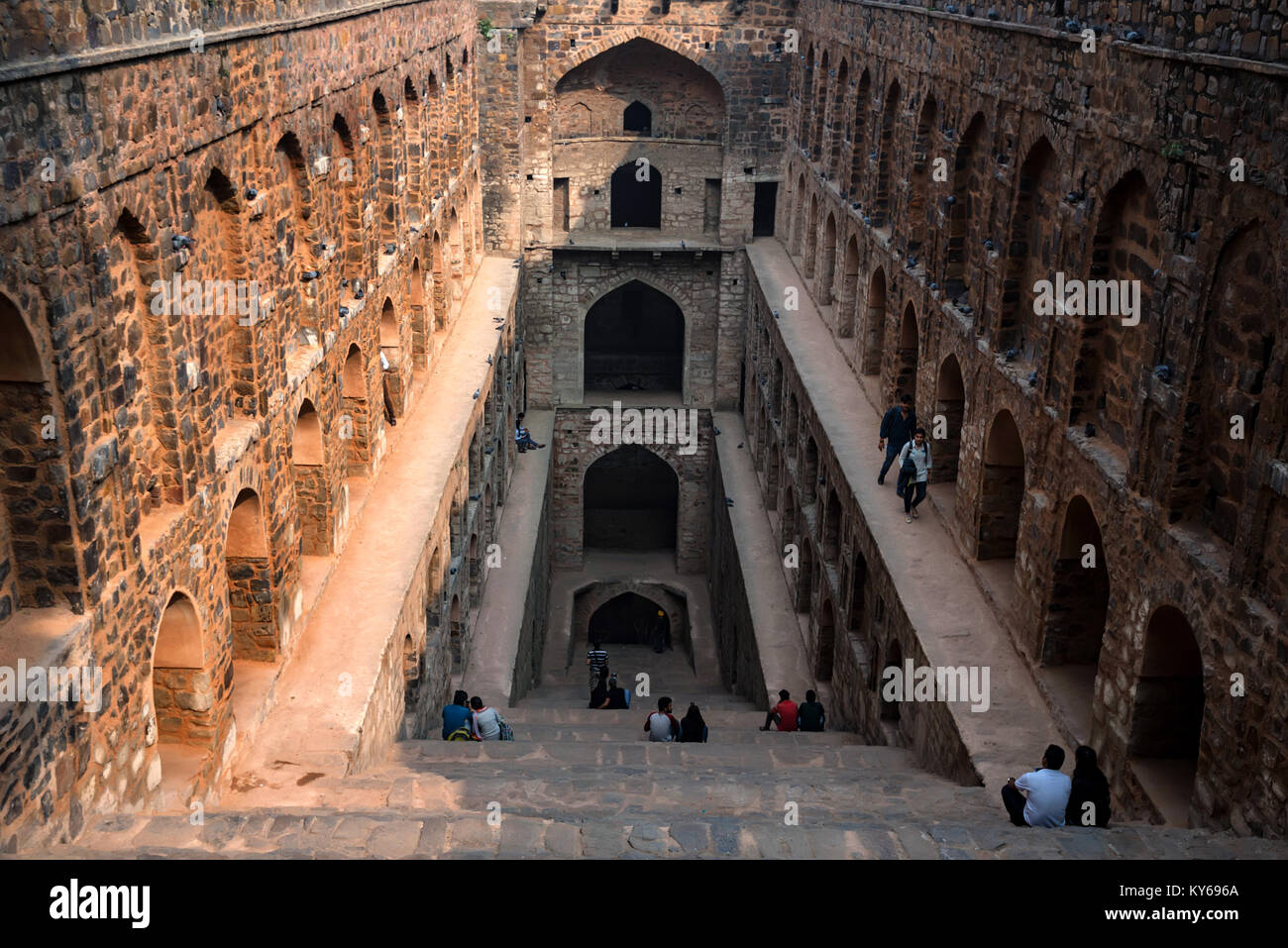 NEW DELHI, India - CIRCA NOVEMBRE 2017: scale di Ugrasen ki Baoli Foto Stock