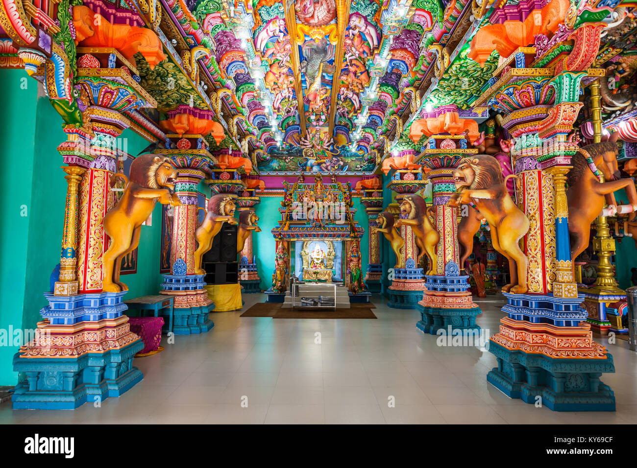 TRINCOMALEE, SRI LANKA - 15 febbraio 2017: Pathirakali Amman Tempio o Pathrakali Ambal Kovil interni. Si tratta di un tempio indù dedicato alla dea Bhad Foto Stock