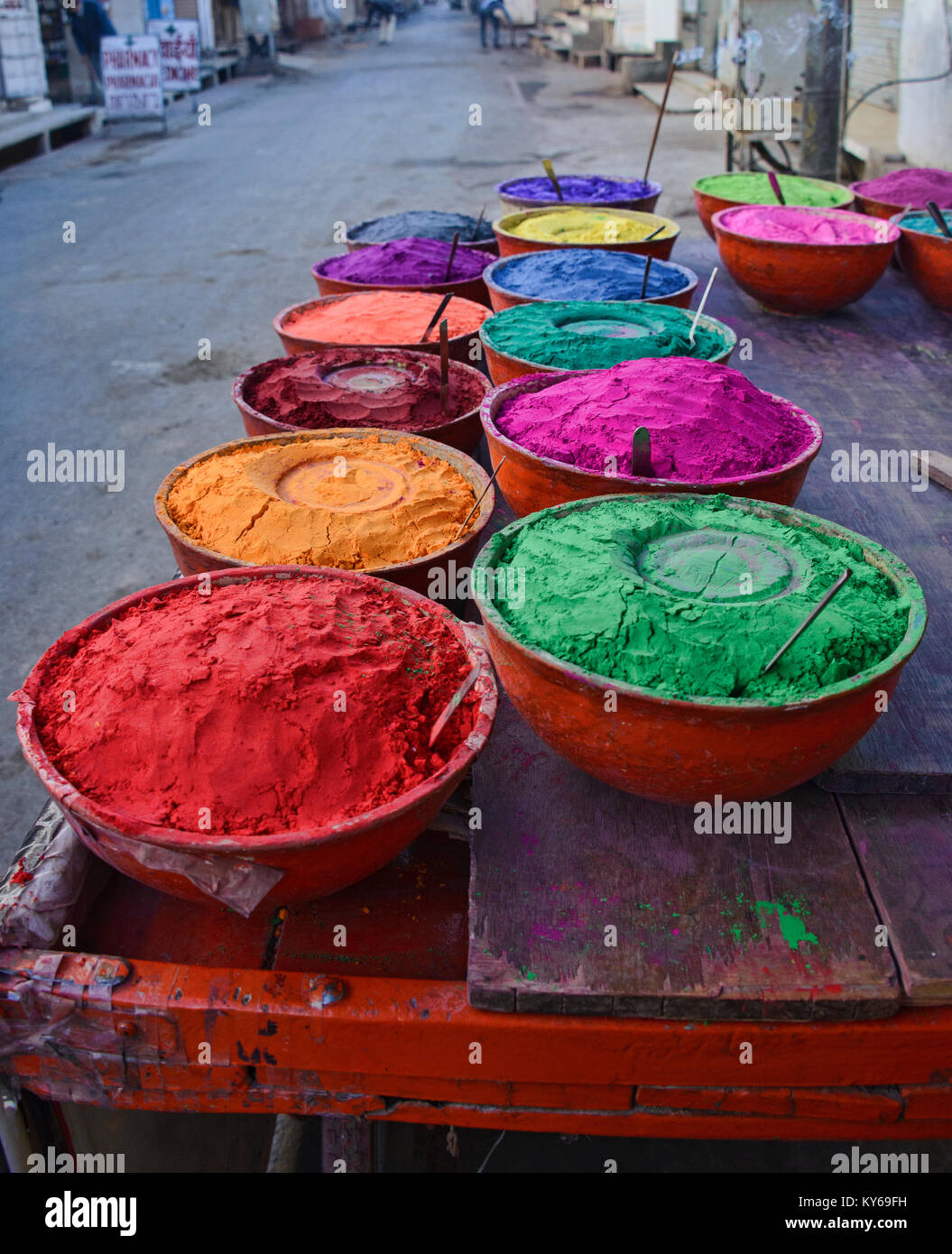 Coni colorati di polvere di vernice nel mercato, Pushkar, Rajasthan, India Foto Stock