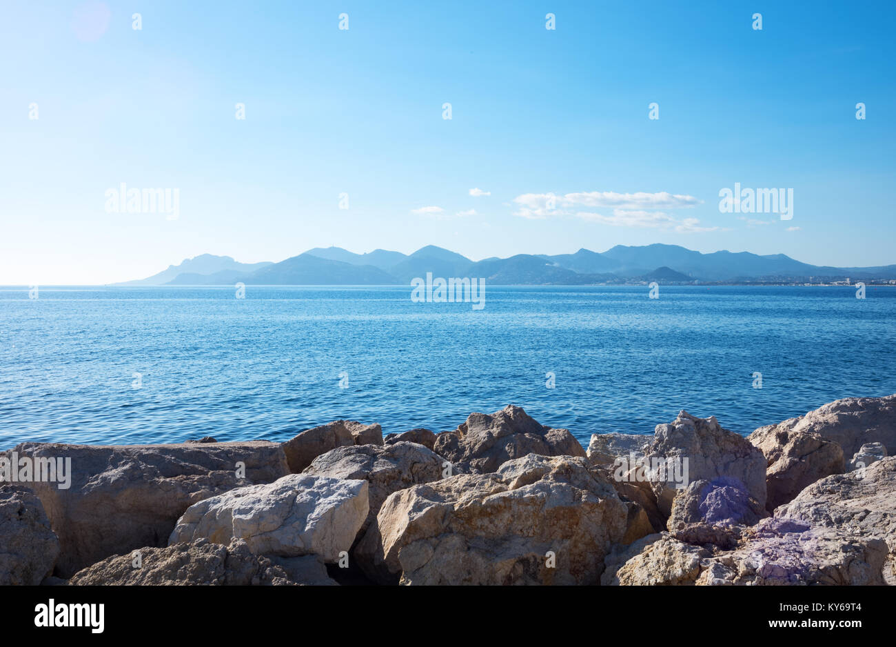 Cannes, Francia, il mare con il promontorio di Esterel visto dal porto Foto Stock