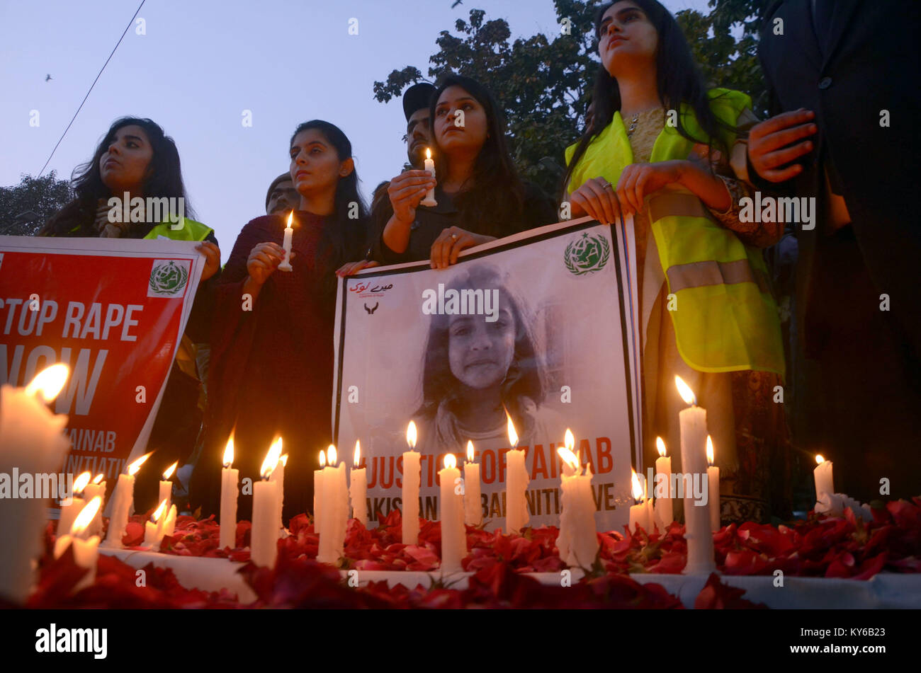 Lahore, Pakistan. Xiii gen, 2018. Gli attivisti del Pakistan iniziativa globale e società civile membri detengono veglia a lume di candela al di fuori del Club della stampa in memoria di 7 anno vecchio Zainab a Lahore. Anees Ansari, Zainab il padre, hanno accusato la polizia di essere lento a rispondere quando sua figlia è sparita. Credito: Rana Sajid Hussain /Pacific Press/Alamy Live News Foto Stock