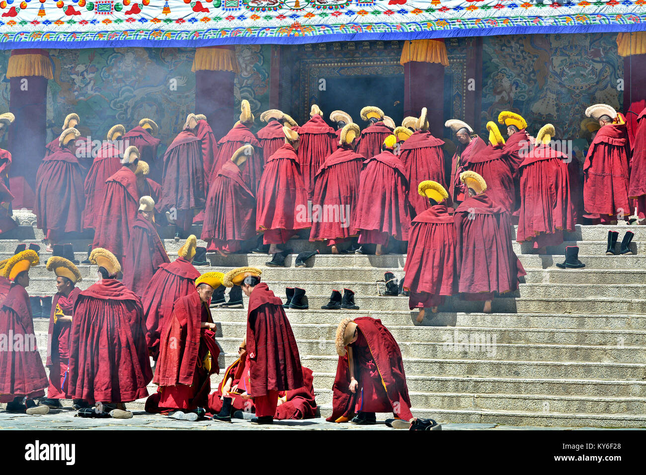 È tempo di assemblaggio per il Tibetano cappello giallo monaci nella sala principale del monastero di Labrang a Xiahe, provincia di Gansu, Cina. Foto Stock