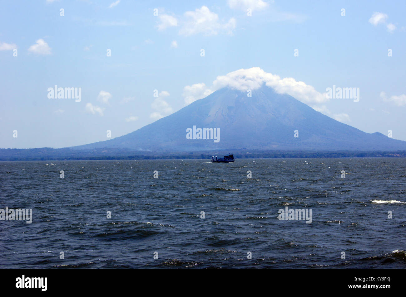 Traghetto e vulcano Concepcion sull'isola di Ometepe, lago di Nicaragua Foto Stock