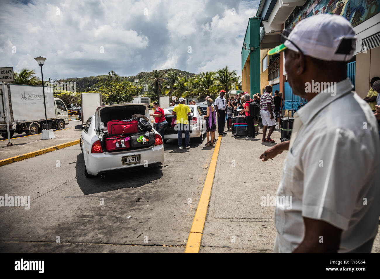 SAN ANDRES ISLAND, Colombia   circa nel marzo 2017. Colombiano di taxi e navette piloti in attesa di un lotto di turisti di fronte all'Aeroporto di San Andres Foto Stock
