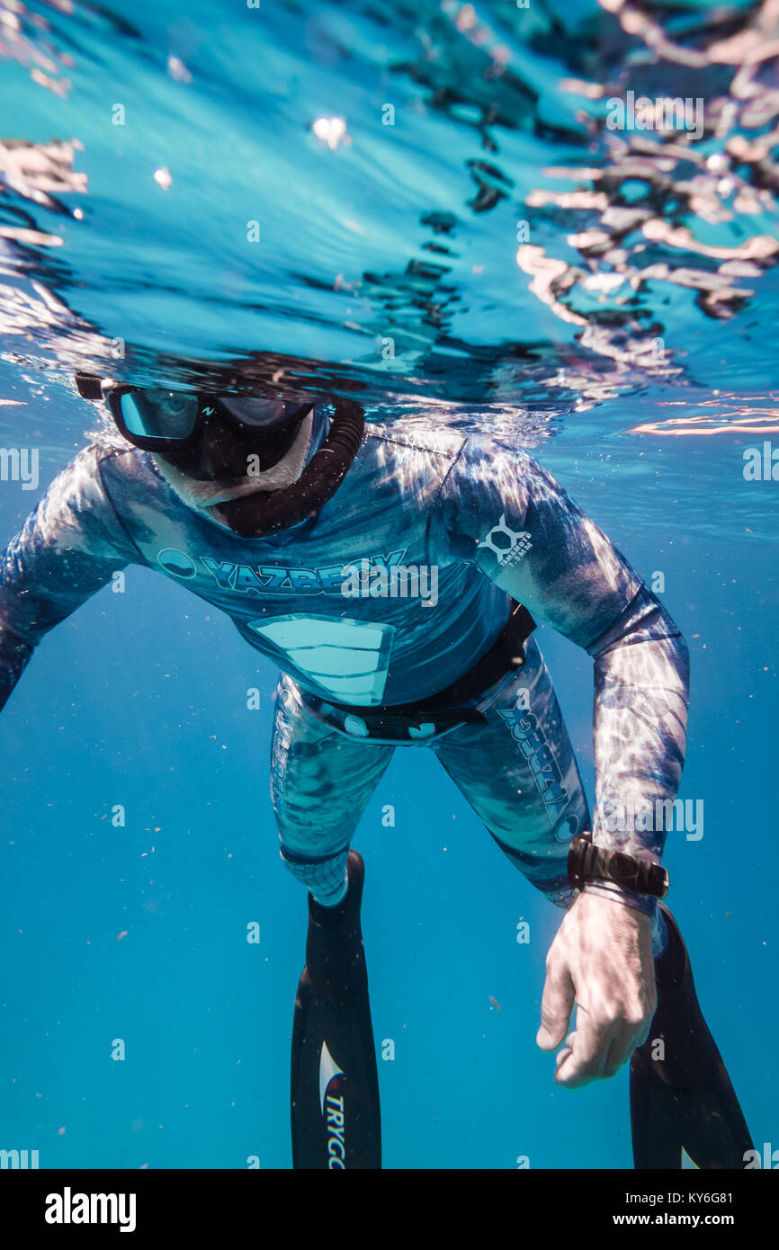 SAN ANDRES ISLAND, Colombia   circa nel marzo 2017. Respirazione apneisti-fino in superficie guardando il grande blu profondo pronto a soffietto per immersione. Foto Stock