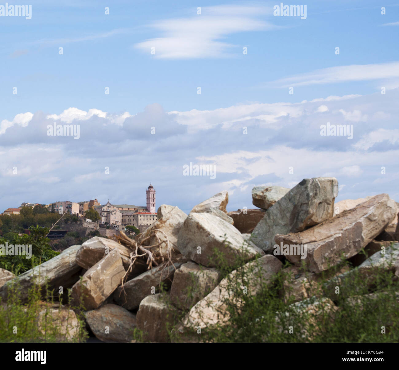 Corsica: lo skyline della cittadella vecchia di Bastia, la città nel nord-est alla base del Cap Corse, visto attraverso le rocce lungo il lungomare Foto Stock