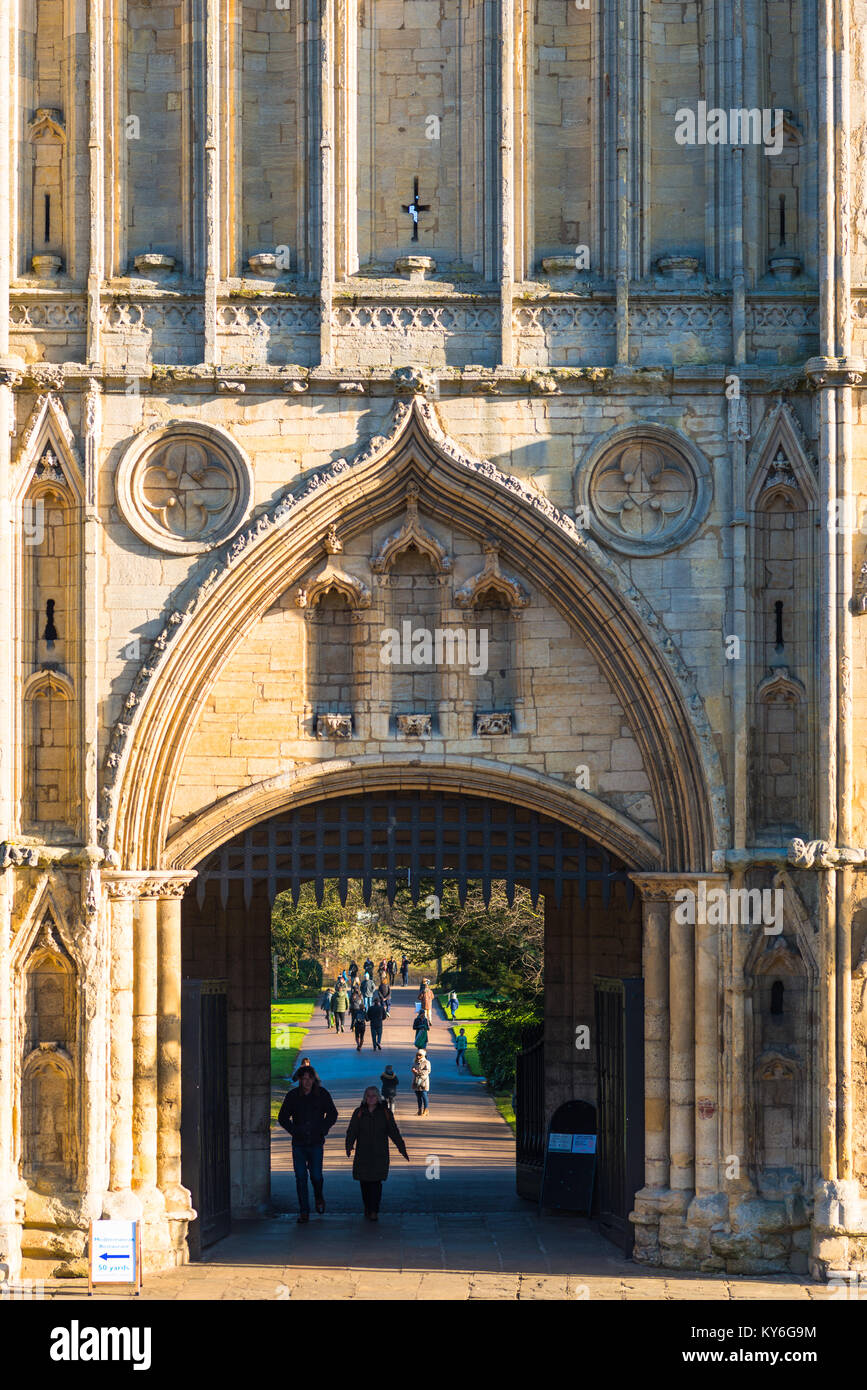 Bury St Edmunds Abbey cancello o porta grande, il XIV secolo Abbey Gate è l'entrata di Bury St Edmunds Abbey Gardens, Suffolk REGNO UNITO Foto Stock