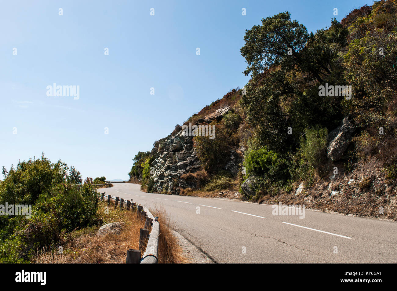 Corsica: la strada tortuosa del litorale della costa occidentale del Cap Corse, famosa per il suo paesaggio selvaggio Foto Stock