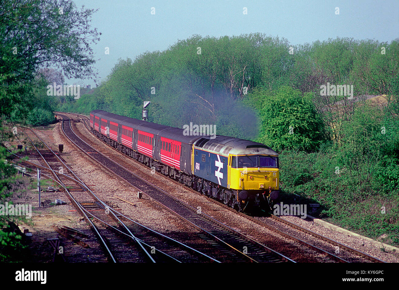 Una classe 47 locomotiva diesel numero 47847 lavorando una vergine Cross Country service passando Hinksy Cantiere nei pressi di Oxford. Il 23 aprile 2002. Foto Stock