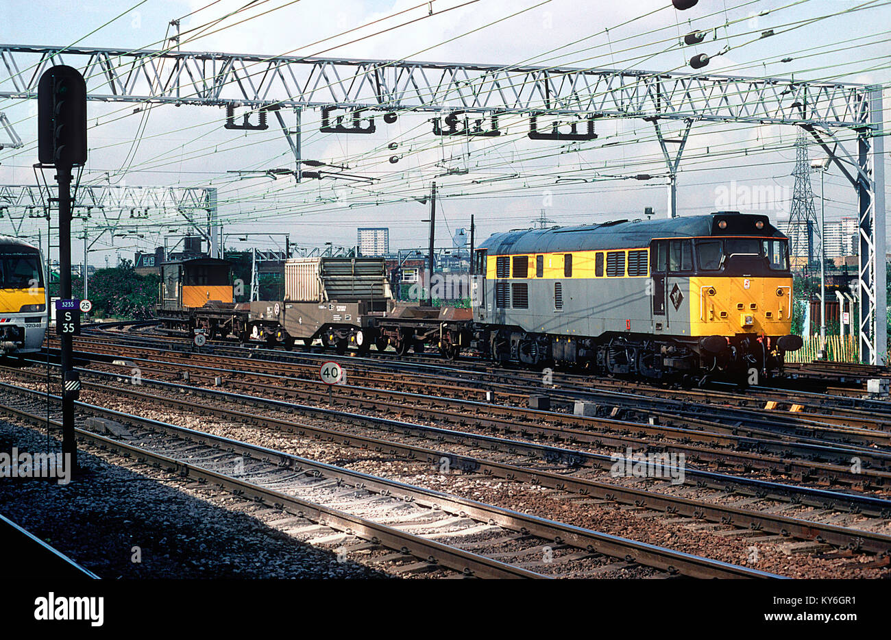 Una classe 31 locomotiva diesel numero 31224 lavora un pallone nucleare treno a Stratford nella zona est di Londra. Il 16 luglio 1992. Foto Stock