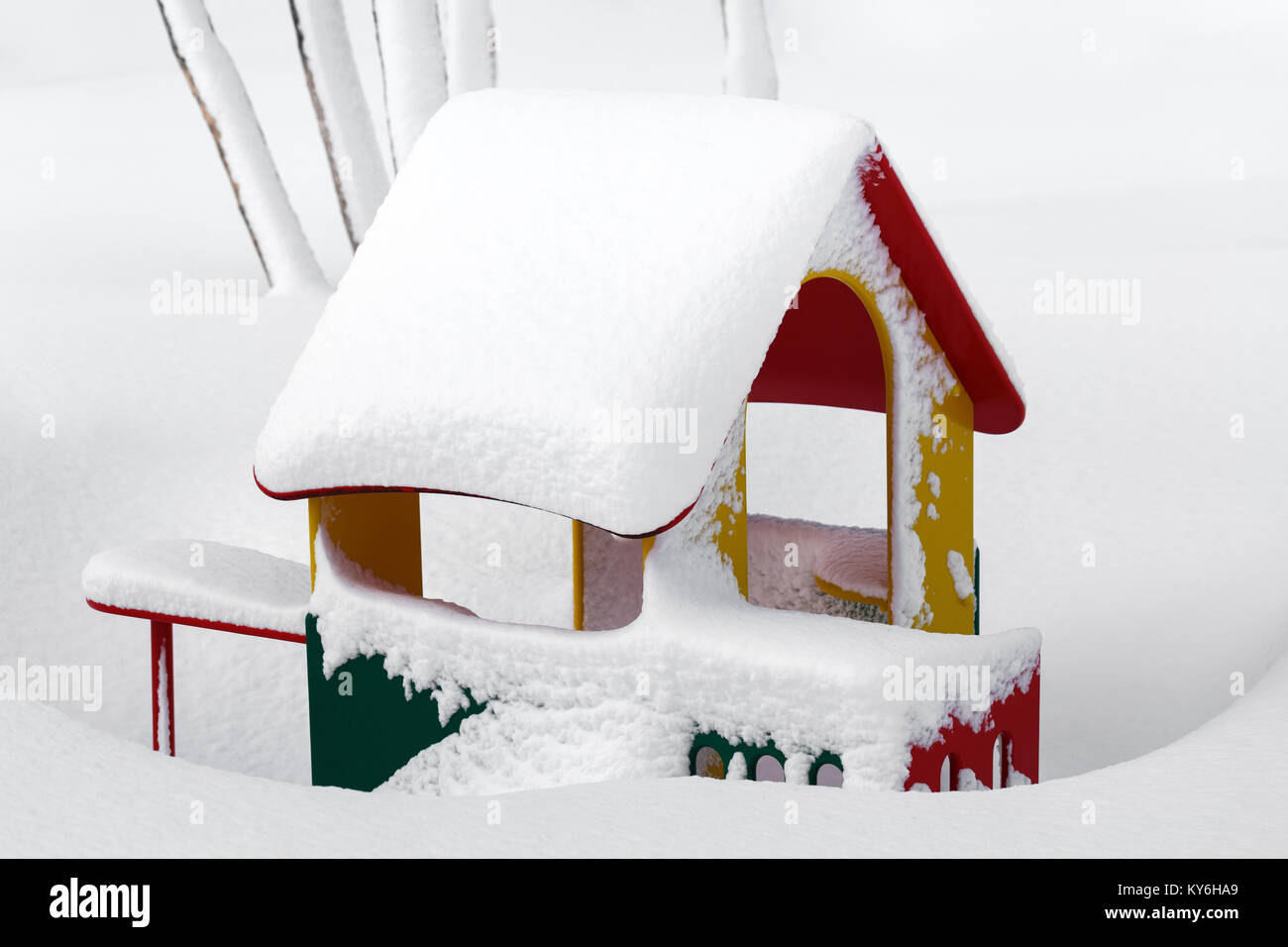 I bambini piccoli di colore rosso-giallo-verde casa in una scuola materna per i bambini nel paesaggio invernale dopo la nevicata. Estremo Oriente Russo, penisola di Kamchatka, Petrop Foto Stock