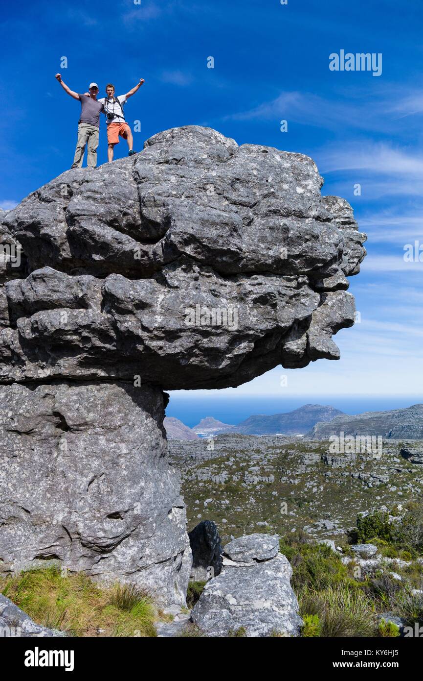 Esplorare le formazioni rocciose sulla cima della montagna della tavola nel Table Mountain National Park, Western Cape, Cape Town, Sud Africa Foto Stock