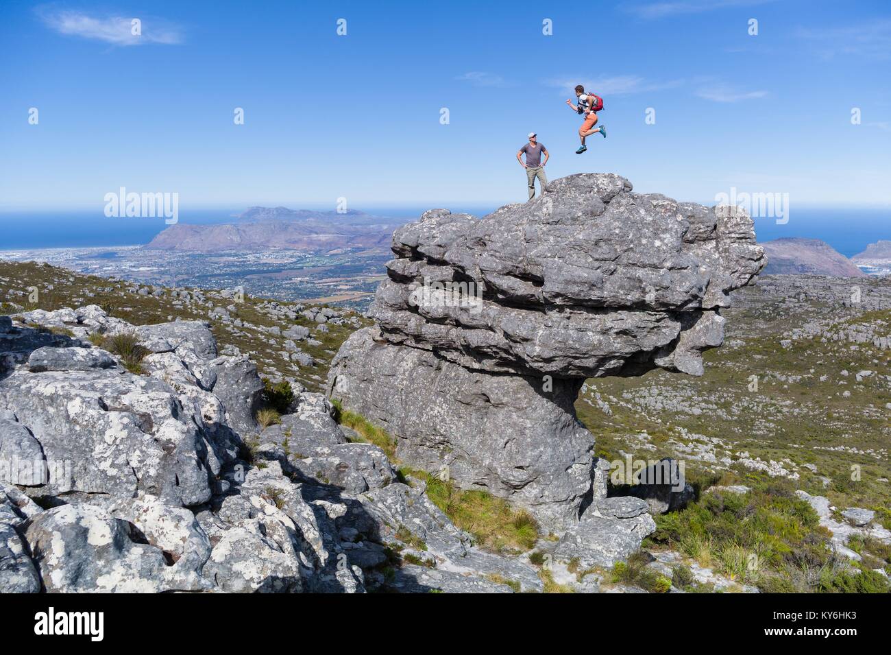 Esplorare le formazioni rocciose sulla cima della montagna della tavola nel Table Mountain National Park, Western Cape, Cape Town, Sud Africa Foto Stock