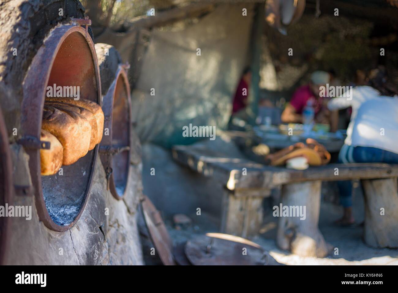 La cottura di una spiaggia braai festa in Langebaan, Costa Ovest, un tradizionale estate sudafricana attività culturali Foto Stock