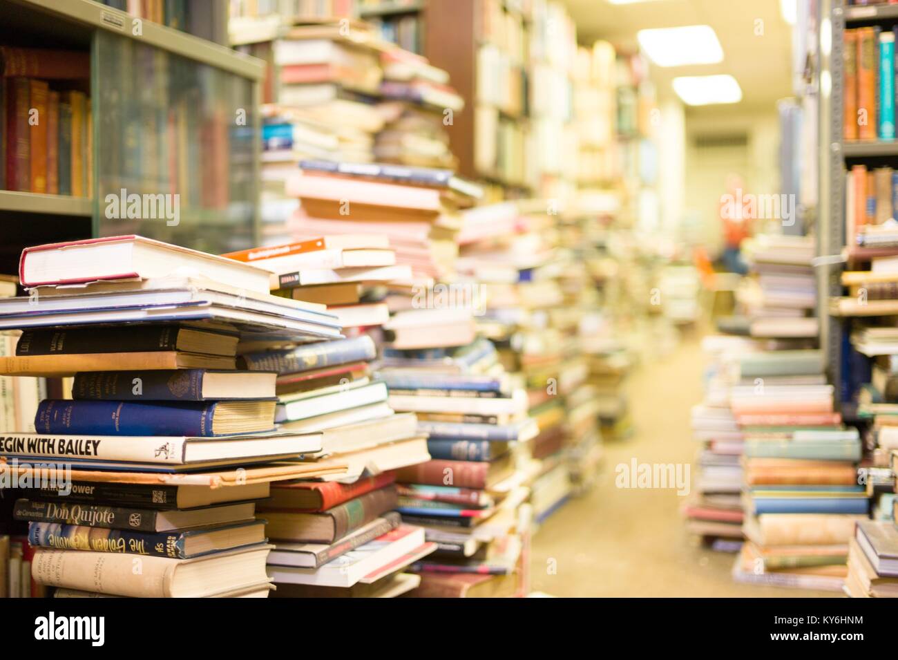 Esplorare la vasta collezione di usato e di seconda mano rari e da collezione libri. Foto Stock