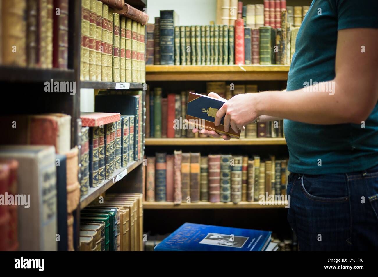 Esplorare la vasta collezione di usato e di seconda mano rari e da collezione libri. Foto Stock