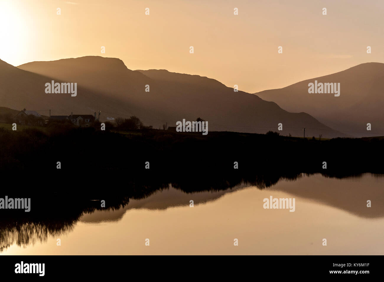 Luce della Sera sul lago Shanaghan vicino a Ardara, County Donegal, Irlanda Foto Stock