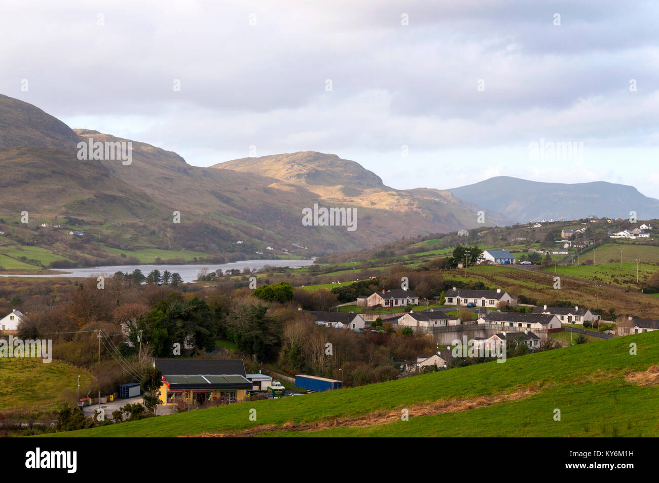 Villaggio di Ardara, County Donegal, Irlanda. Case e alloggi e colline fuori città Foto Stock