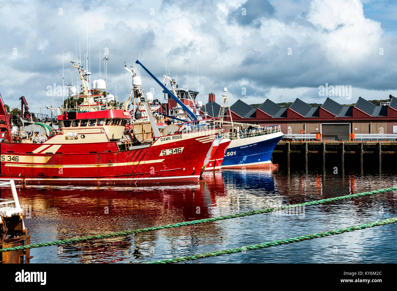 Attività di pesca i pescherecci con reti da traino a Killybegs harbour County Donegal Irlanda Foto Stock