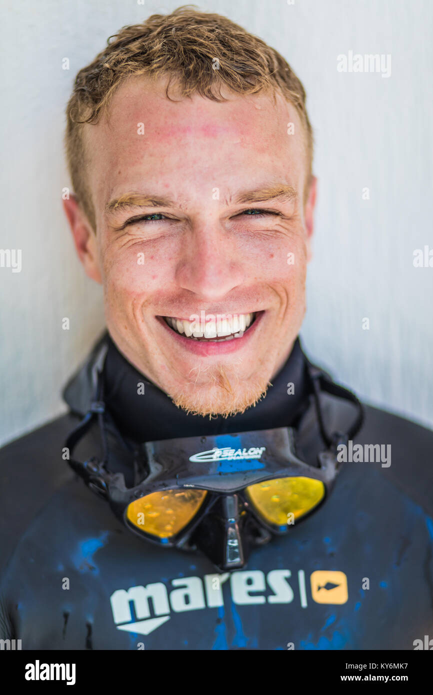 SAN ANDRES ISLAND, Colombia   circa nel marzo 2017. Divertenti Freediver sorridente ritratto dopo 7 giorni di immersioni subacquee e di Raccoon scottature Stampa. Foto Stock